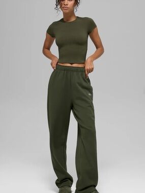 NWT Alo Yoga Accolade Straight Leg Sweatpant Size M